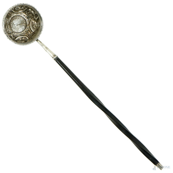 Mestolo in argento inciso e sbalzato con incastonata moneta del XVIII secolo, manico torchon in legno ebanizzato, lunghezza cm 31, (difetti)