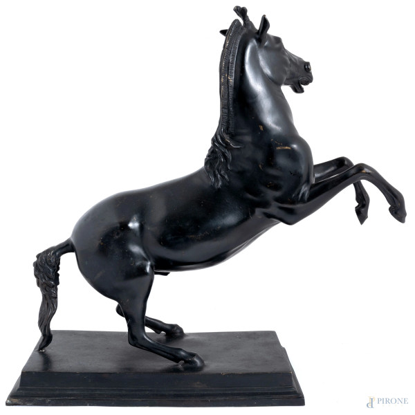 Scultura in bronzo rappresentante cavallo rampante, XX secolo, cm 47x47x19, (lievi segni di usura...