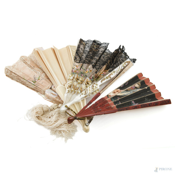 Lotto di quattro ventagli in materiali vari, XX secolo, misure massime cm 26x87,5, (segni di usura, difetti, rotture, mancanze)