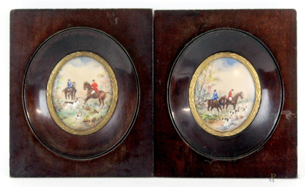 Coppia di miniature raffiguranti scene di caccia, cm h 6x5, firmate, entro cornici.
