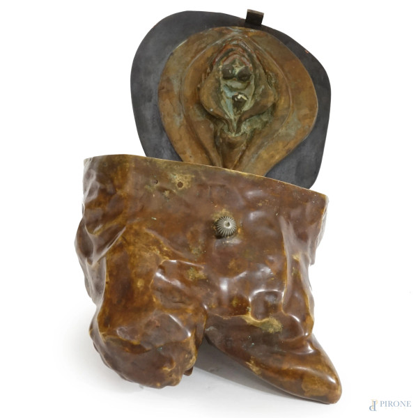 Scultura in bronzo raffigurante una figura femminile con base apribile rappresentante organo geni...