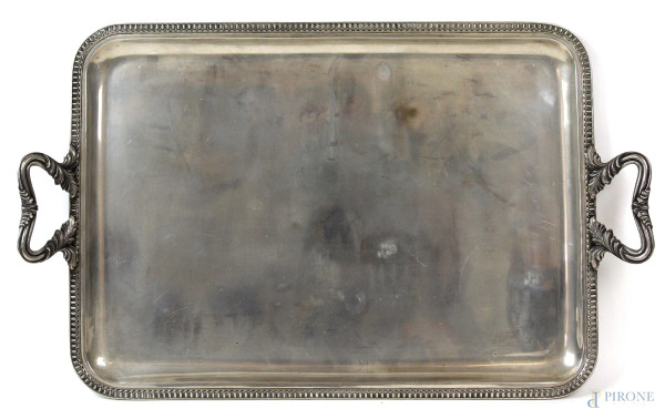 Vassoio in argento, di forma rettangolare a fondo liscio, bordo e manici cesellati, cm 55x34, gr.2048