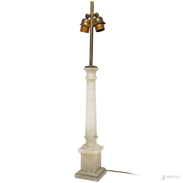 Lampada con fusto in alabastro a foggia di colonna scalanata, altezza cm 74 (difetti e rotture)