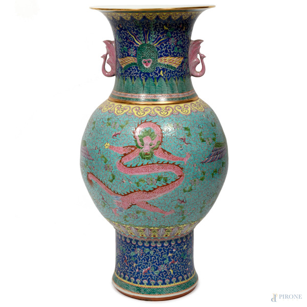 Vaso in porcellana con decori policromi raffiguranti draghi, Cina, XX secolo, altezza cm 93, (difetti)