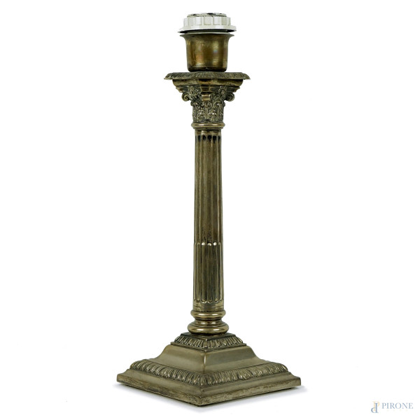 Lampada da tavolo  in argento, fusto a colonna con capitello corinzio, alt. cm 38, XX secolo, (difetti).