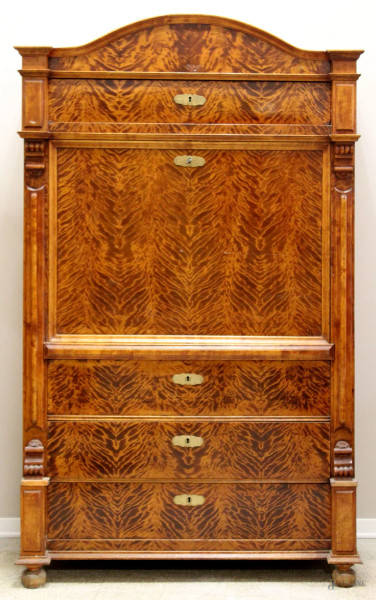 Secretaire in satinwood a quattro cassetti con piano a calatoia con cassettini ed intarsi nell'interno, XIX sec, h. 182x108x60.