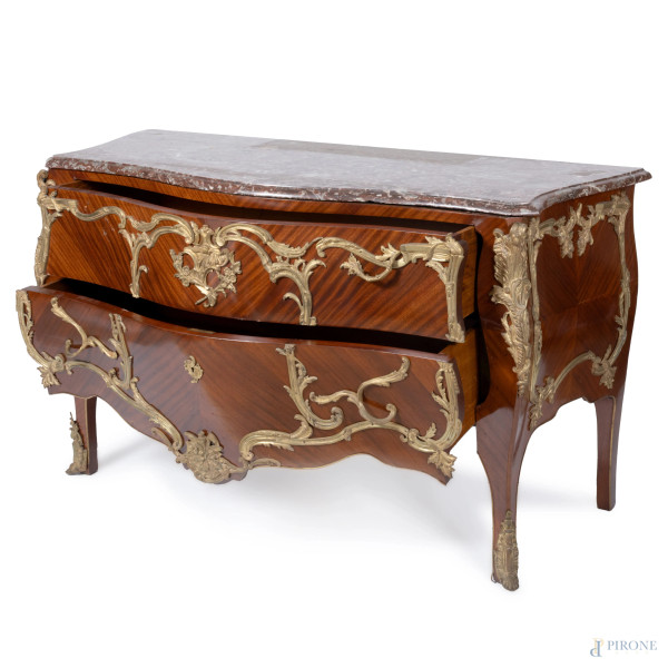 Cassettone con piano in marmo in legno impiallacciato con inserti in bronzo dorato. Al fronte due...