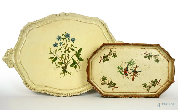 Due vassoi in legno con decori raffiguranti volatili e specie botaniche, cm 51x35, XX secolo.