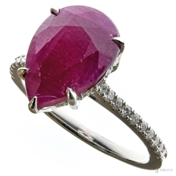 Anello in oro bianco 14 kt con rubino centrale e diamanti naturali, peso gr 3,25, misura 13