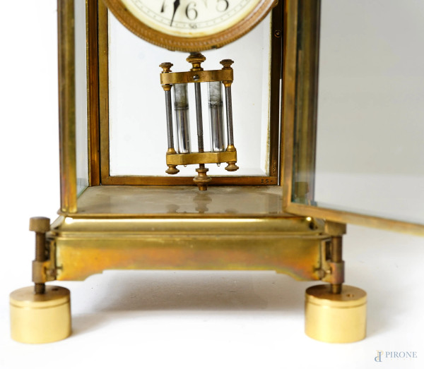 Orologio da tavolo a pendolo con cassa in ottone e vetro, decorazione smaltata. Francia, fine del...