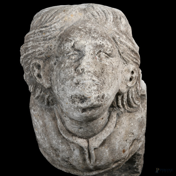 Lotto di due frammenti scultorei in pietra raffiguranti busti femminili, XVII-XVIII secolo, cm 68...