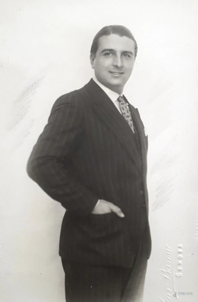Cavalier Barone (XX sec.), Ritratto maschile, rara foto all’albumina, cm 9x14, punzone a secco Studio Cav. Barone - Genova, 1933, dedica al retro