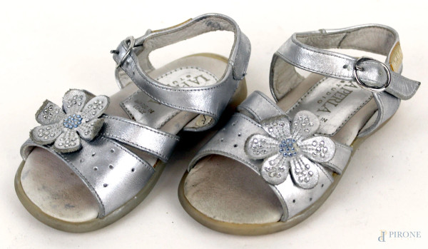 La Perla Studio, sandalo aperto da bambina color argento, con fiore e strass, chiusura con cinturino laterale, numero 21, (segni di utilizzo).