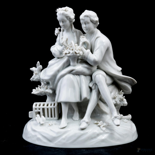 Gruppo in porcellana bianca raffigurante scena di corteggiamento, XX secolo, altezza cm 18, (segni di usura)
