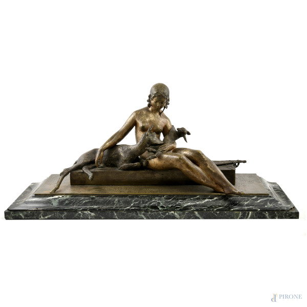Ary Jean Leòn Bitter (1883-1973), Figura femminile con cerbiatti, scultura in bronzo su base in marmo, cm 34x75x27,5, (lievi segni di usura, scalfiture, difetti)