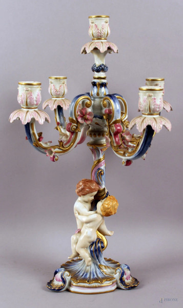 Candeliere a cinque luci in porcellana capodimonte, altezza 46,5 cm, (restauri e piccoli difetti).