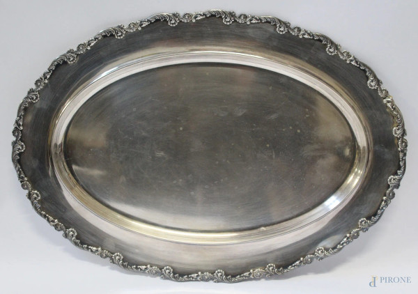 Vassoio di linea ovale in argento con bordo lavorato, gr. 573, 40x28 cm
