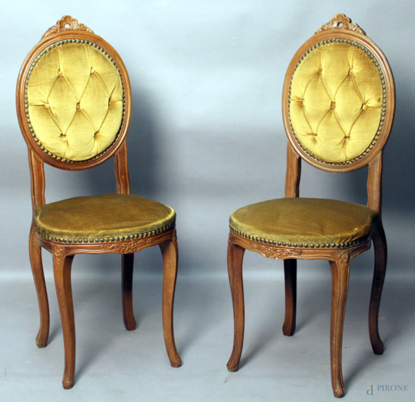 Coppia di sedie in noce, sedile e dorsale in velluto, XX secolo.