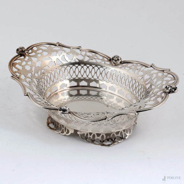 Cestino in argento cesellato e traforato a tralci vegetali, Inghilterra, Londra, Sibray, Hall & Co Ltd (Charles Clement Pilling), 1902, cm 10,5x27,5x19, peso gr  410