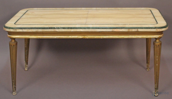 Basso tavolinetto con base in legno dorato poggiante su quattro gambe, piano in marmo, cm 46 x 103 x 55.