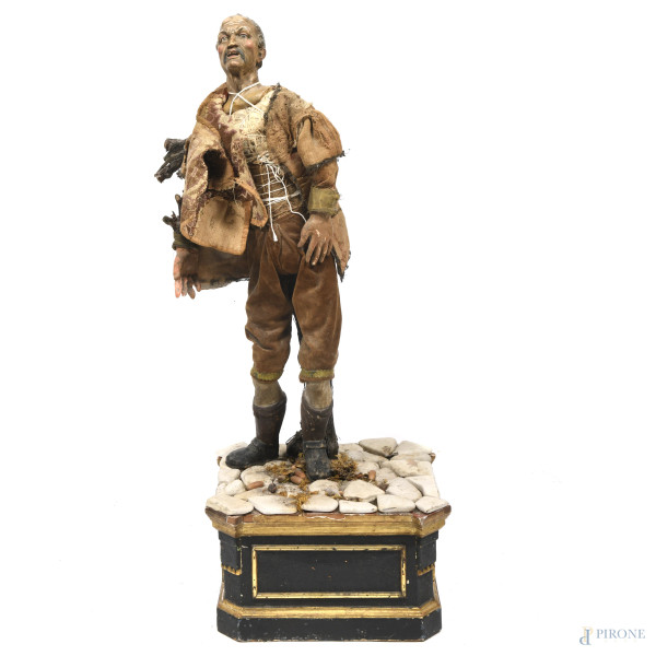 Personaggio virile da presepe in terracotta e materiali vari su base in legno dipinto e intagliato e tronchetto d'albero a supporto, XIX secolo, altezza cm 79, (segni di usura, difetti, rotture, strappi ai tessuti, lacerazioni)