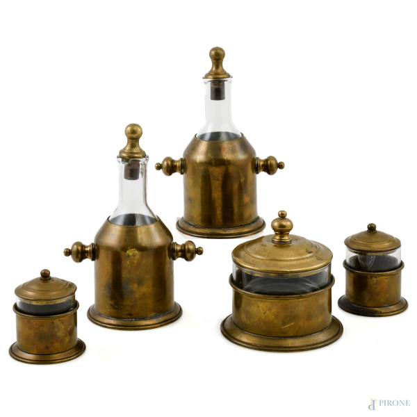 Servito da tavola in ottone e vetro, XX secolo, altezza massima cm 17,5, (segni di usura, difetti)