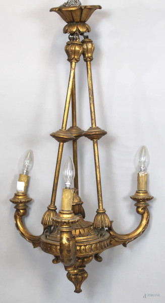 Lampadario a tre luci in egno e metallo dorato, altezza 90 cm.