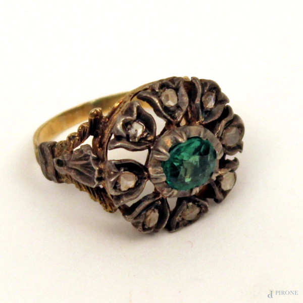 Anello in oro basso e argento con otto diamanti taglio antico ed uno smeraldo, gr, 6,6.