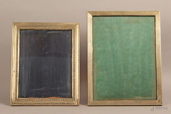 Lotto composto composto da due cornicette portafoto in argento, cm. 27x21.