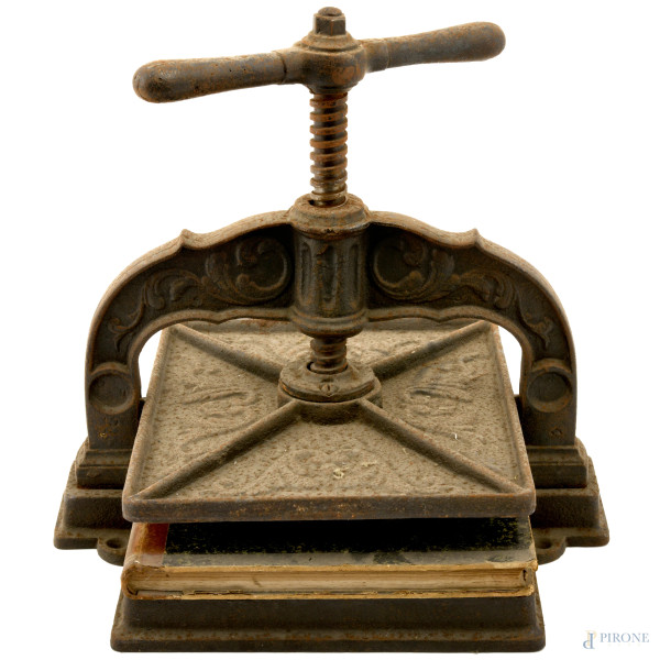 Pressa per rilegatura di libri in ghisa, XIX secolo, cm 29x24,5, (difetti)