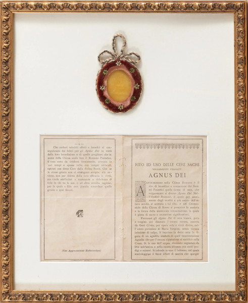 "Rito ed uso delle cere sacre [...] Agnus Dei", XX secolo, medaglione in cera e pagine a stampa entro unica cornice, misure complessive cm 38,5x31,5, (segni di usura, difetti)