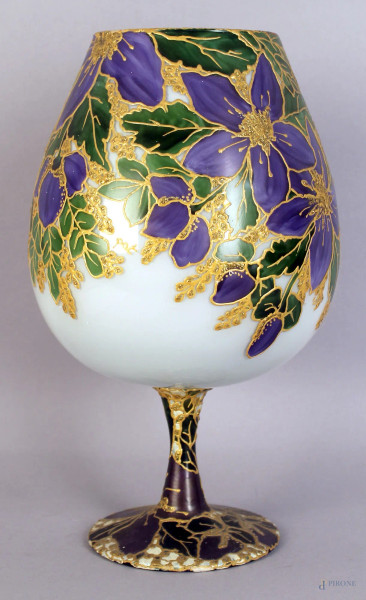 Coppa in vetro dipinto a soggetto di fiori. H.32 cm