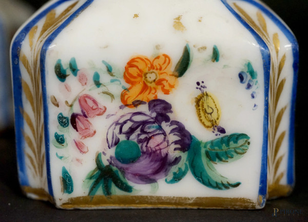 Bottigliette portaprofumo in porcellana policroma a decori floreali, XIX secolo, cm h 7,5x5x5, (d...