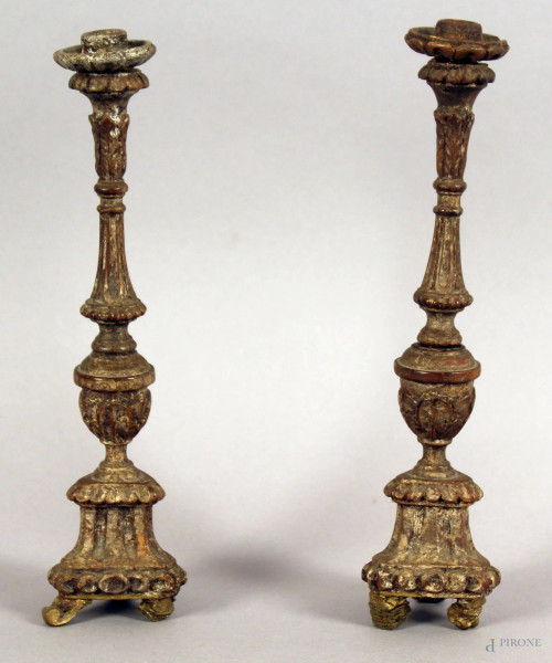 Coppia piccoli portacandele in legno dorato a mecca, XIX secolo, altezza 22 cm.