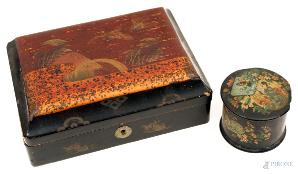 Lotto composto da due scatole in legno ebanizzato e dipinto, arte orientale, H massima 7 cm.