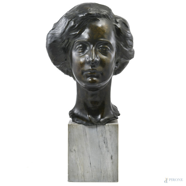 Amleto Cataldi (1882-1930), Testa di donna, scultura in bronzo su base in marmo, altezza complessiva cm 56, firmata, (segni di usura, scalfiture alla base)