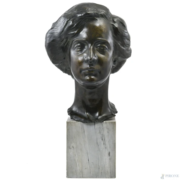 Amleto Cataldi (1882-1930), Testa di donna, scultura in bronzo su base in marmo, altezza complessiva cm 56, firmata, (segni di usura, scalfiture alla base)