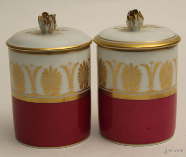 Coppia scatoline in porcellana, particolari dorati e rose a rilievo, marcate Richard Ginori, H. 10 cm.