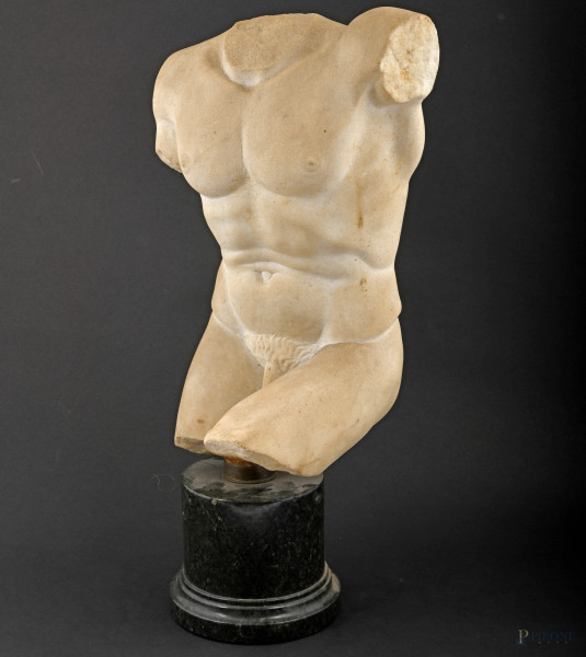 Scultura di torso maschile scolpito in stile classico in marmo zuccherino, XX secolo, cm 51,5x25x16  [..]