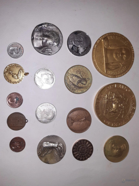 Lotto di quattordici monete e due medaglie diverse, diam. 8 cm.