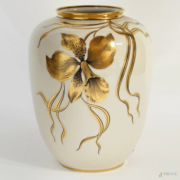 Vaso in porcellana color crema, decori floreali dorati, cm h 22, marcato Bavaria Johann Seltmann Vohenstrauß, XX secolo.