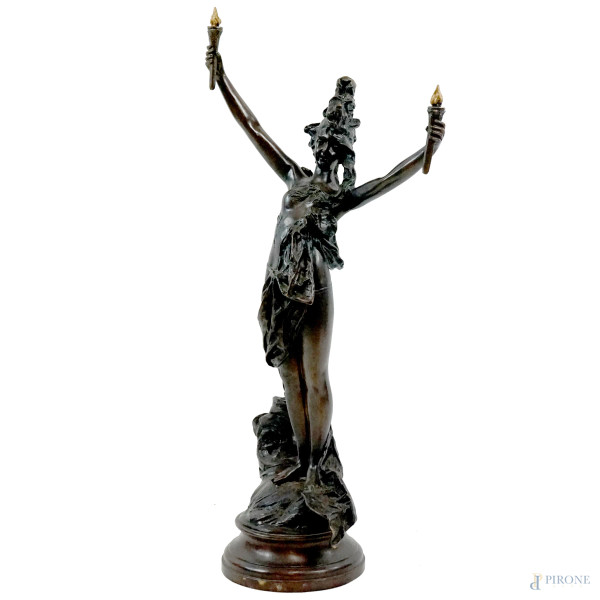 Figura femminile con fiaccole, scultura in bronzo, cm h 104,5, firmata