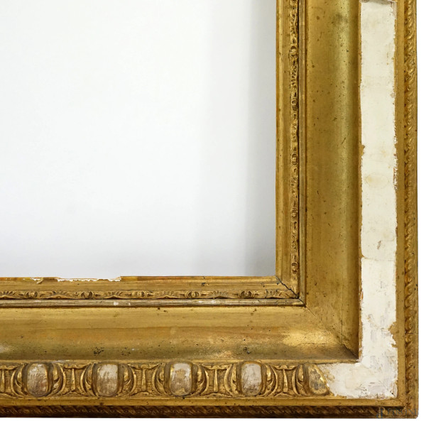 Cornice in legno e pastiglia dorata, XIX secolo, ingombro cm 95x116, battuta cm 73,5x93, (difetti...