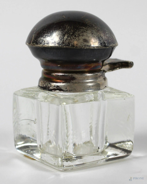 Calamaio in argento, con flacone in vetro, altezza cm. 6,5x5x4, XX secolo.