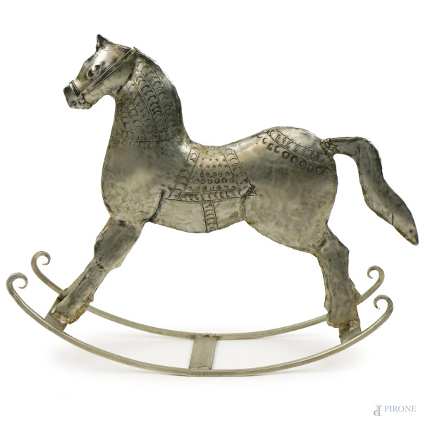 Cavallo a dondolo in metallo sbalzato, cm 28,5x31x8, prima metà XX secolo, (difetti).