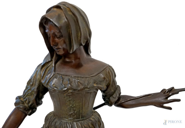 Scultura in bronzo rappresentante una contadina con due tacchini, base in marmo, XX secolo, altez...