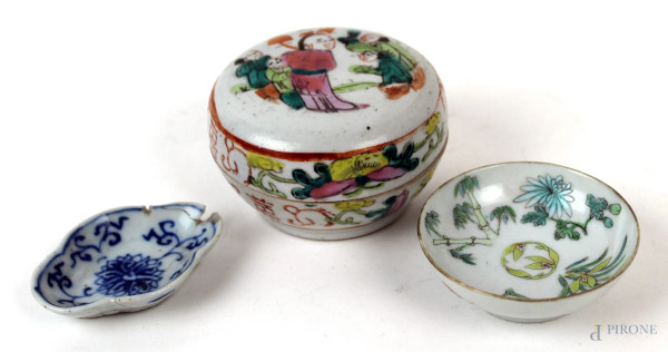 Lotto di una scatola e  due piccole coppette in porcellana policroma, Cina, XX secolo,  cm h 4, diam. cm 8, (difetti).