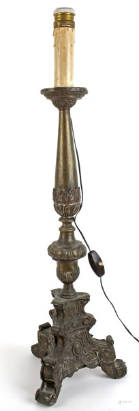 Torciere in legno rivestito in rame sbalzato e cesellato, montato a luce elettrica, altezza cm. 69, XIX secolo.