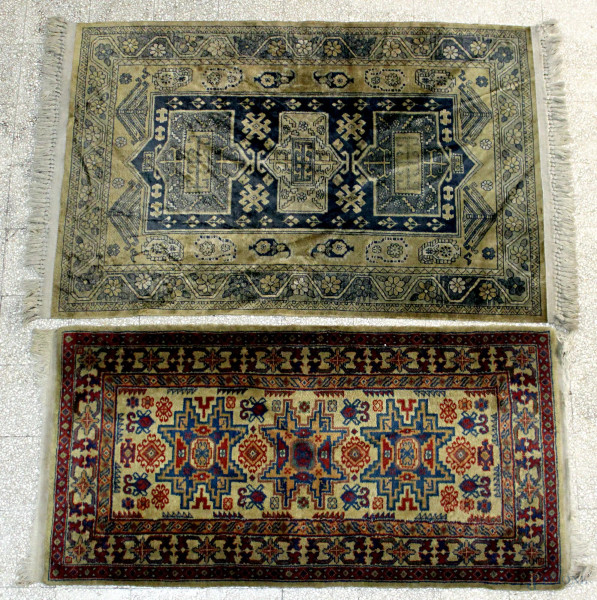 Lotto composto da due tappeti diversi, misura massima 95x147 cm.
