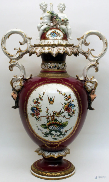 Vaso in maiolica con medaglioni, a decoro di fiori e volatili, H 78 cm, rotture.
